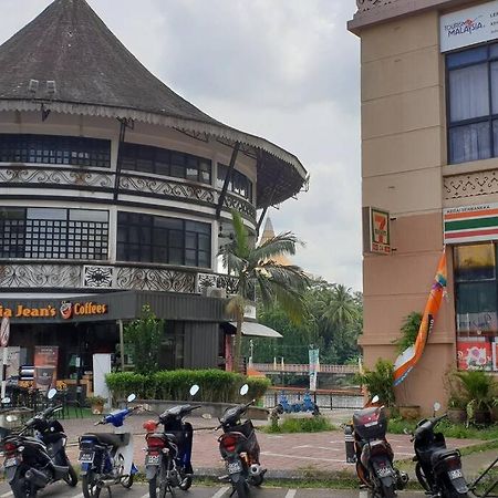 Lovely Waterfront Riverbank Suite With Pool Kuching Eksteriør billede