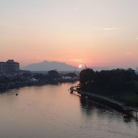 Lovely Waterfront Riverbank Suite With Pool Kuching Eksteriør billede