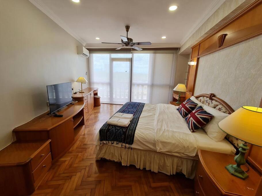 Lovely Waterfront Riverbank Suite With Pool Kuching Eksteriør billede