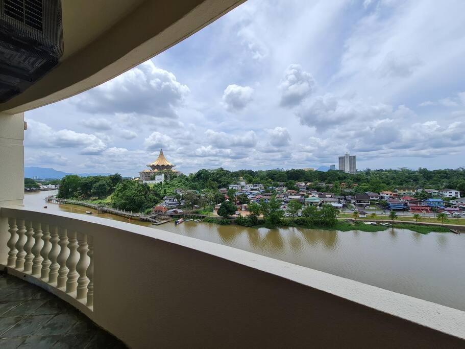 Lovely Waterfront Riverbank Suite With Pool Kuching Eksteriør billede