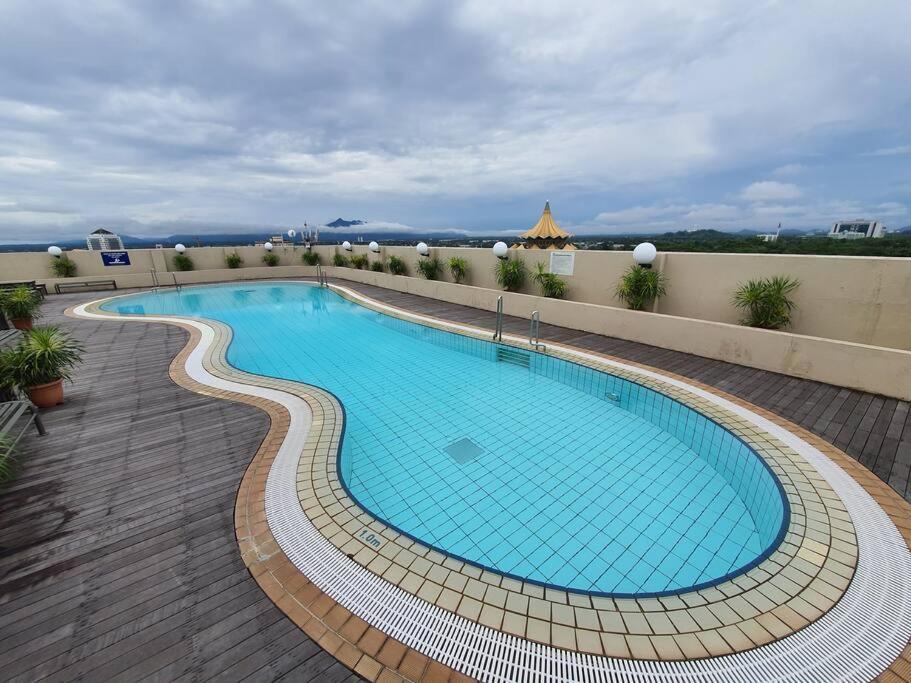 Lovely Waterfront Riverbank Suite With Pool Kuching Eksteriør billede