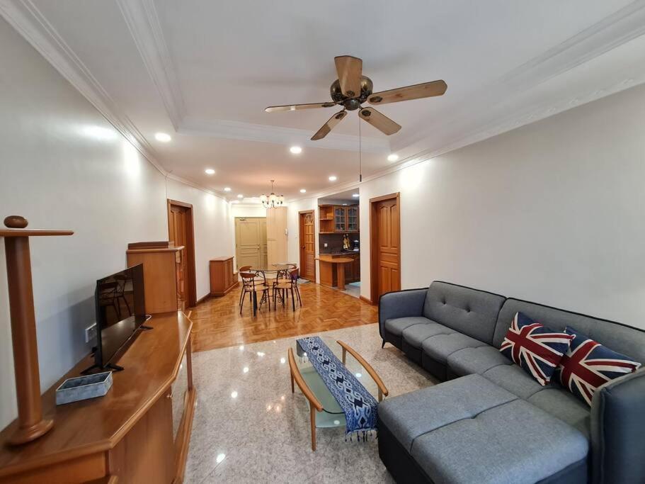 Lovely Waterfront Riverbank Suite With Pool Kuching Eksteriør billede