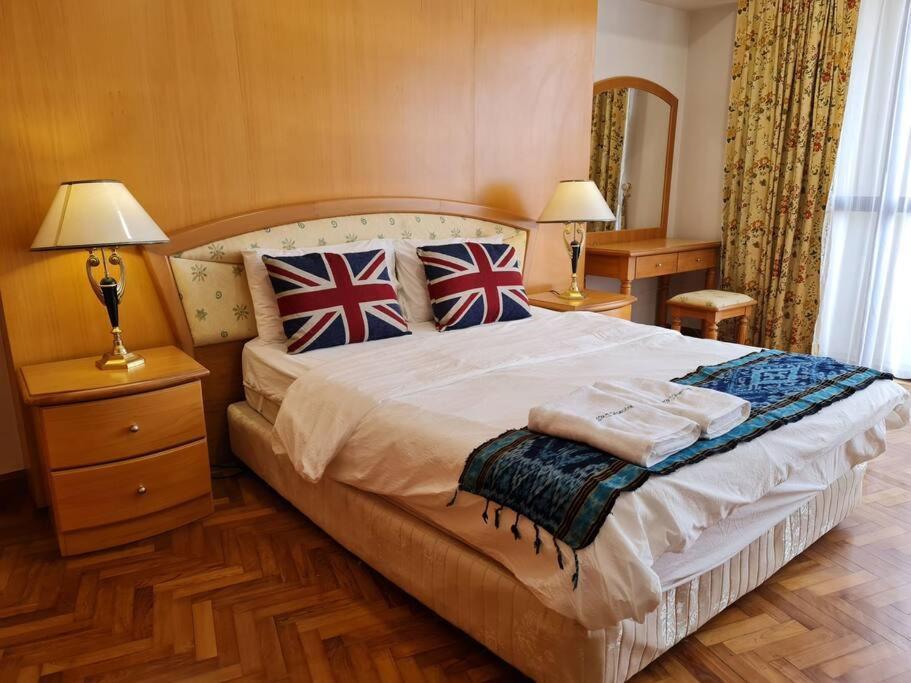 Lovely Waterfront Riverbank Suite With Pool Kuching Eksteriør billede