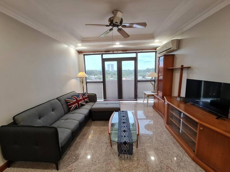 Lovely Waterfront Riverbank Suite With Pool Kuching Eksteriør billede