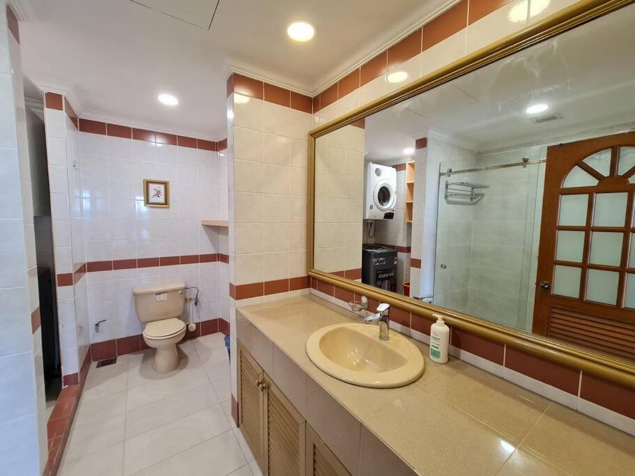 Lovely Waterfront Riverbank Suite With Pool Kuching Eksteriør billede