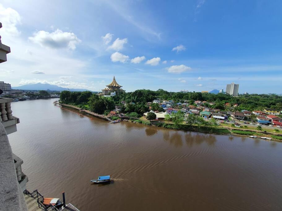 Lovely Waterfront Riverbank Suite With Pool Kuching Eksteriør billede