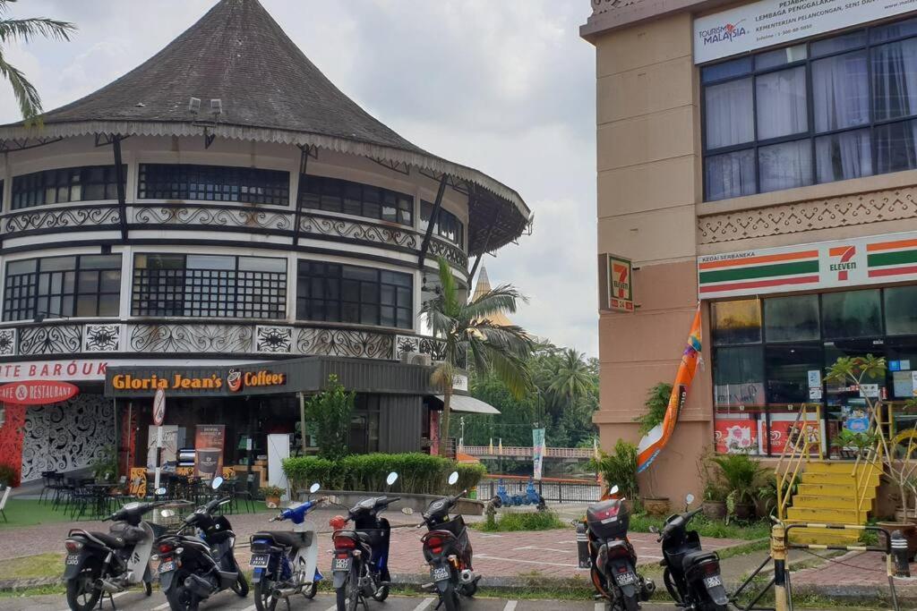 Lovely Waterfront Riverbank Suite With Pool Kuching Eksteriør billede