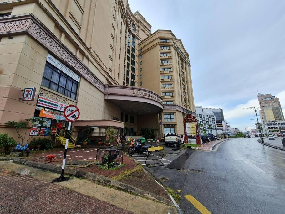 Lovely Waterfront Riverbank Suite With Pool Kuching Eksteriør billede