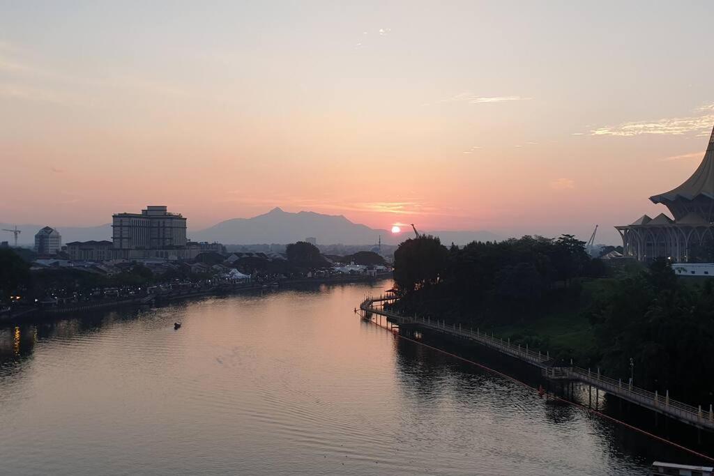 Lovely Waterfront Riverbank Suite With Pool Kuching Eksteriør billede