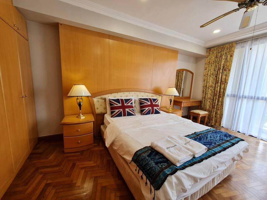Lovely Waterfront Riverbank Suite With Pool Kuching Eksteriør billede
