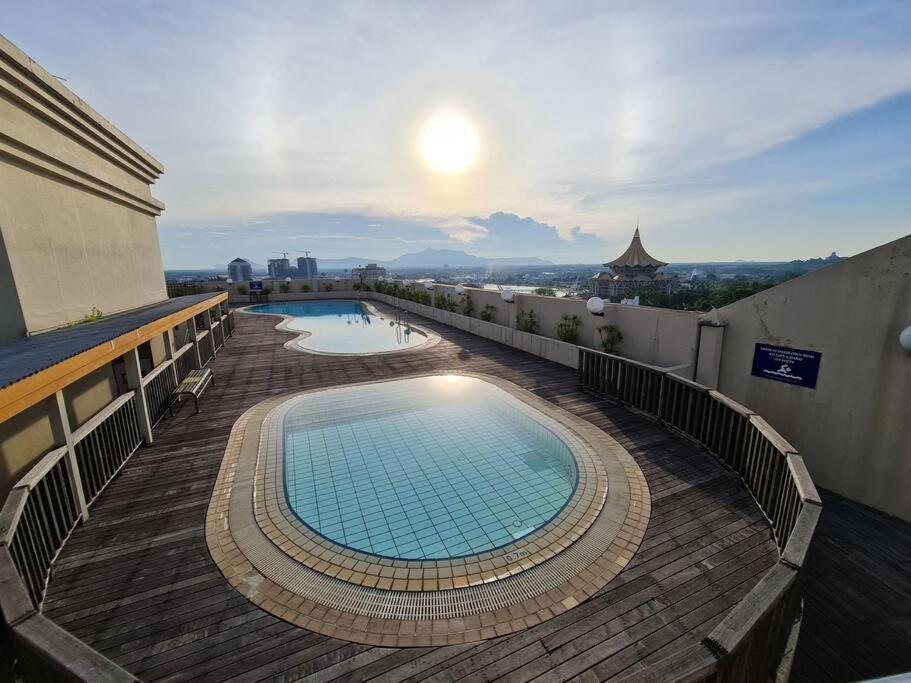 Lovely Waterfront Riverbank Suite With Pool Kuching Eksteriør billede