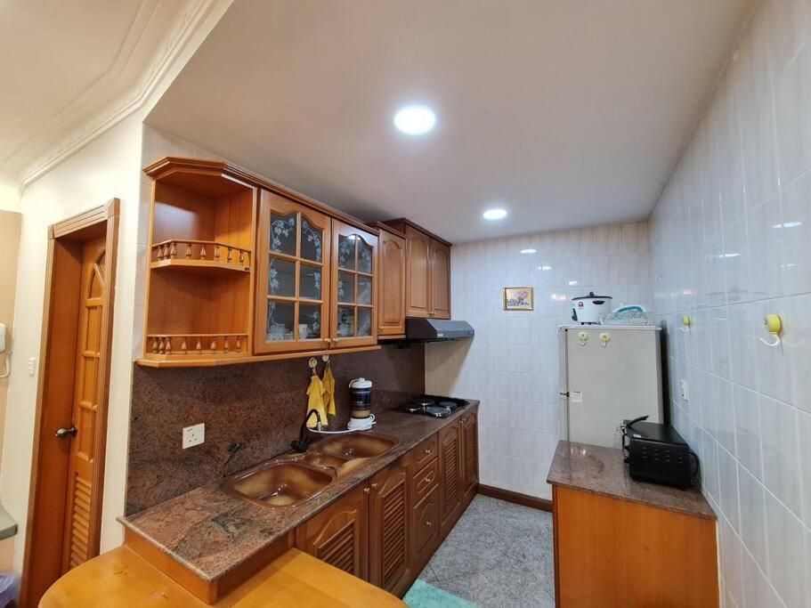 Lovely Waterfront Riverbank Suite With Pool Kuching Eksteriør billede